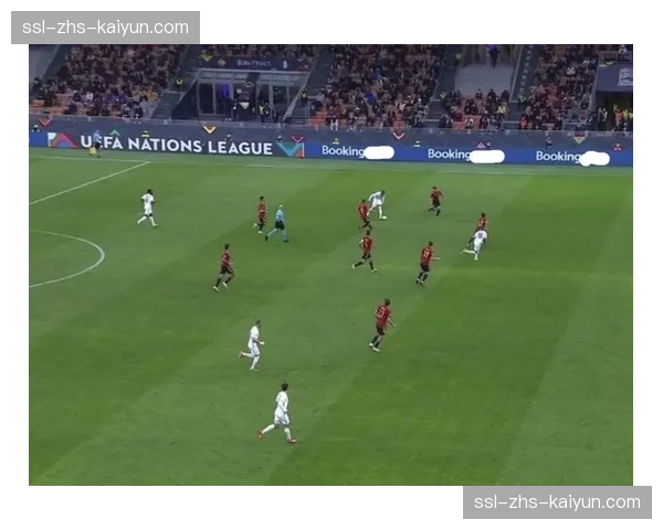 争议瞬间：主裁判经VAR提醒后回看，最终改判取消点球