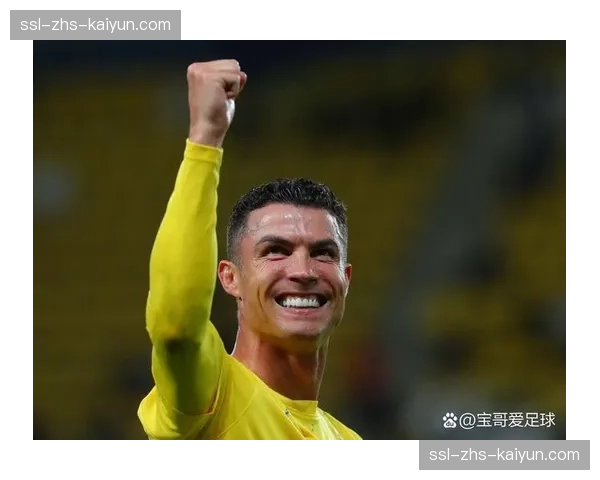 特写：沙特联赛利雅得胜利赛后，C罗将落场球衣赠予身患残疾的小球迷