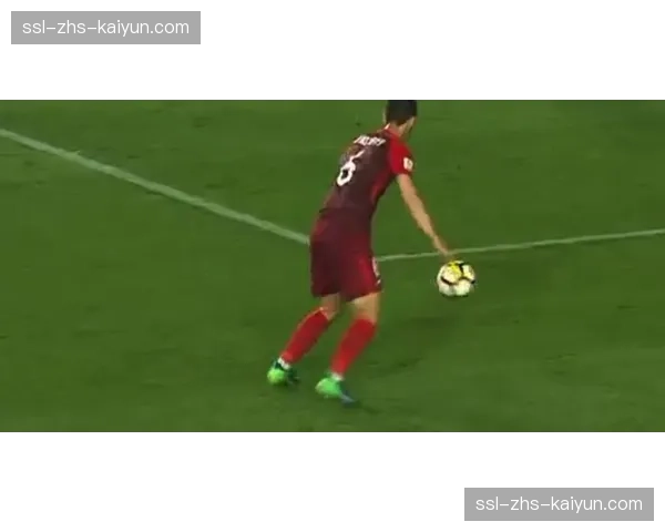 特写瞬间：皮球击中横梁弹出，客队门将迅速手抛球发动反击形成单刀