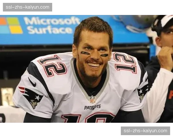 40岁的汤姆·布雷迪现身爱国者训练场，指导新秀四分卫引怀旧