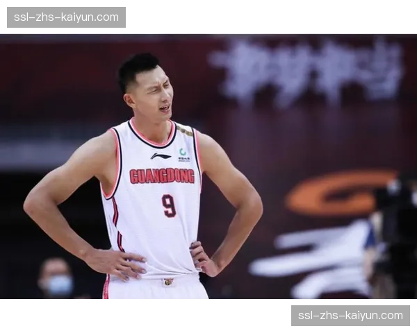 卫冕冠军广东宏远大比分扳平系列赛，易建联旧伤复发提前退场